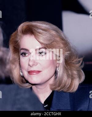 Catherine Deneuve che promuove il suo profumo nel grande magazzino Macys a San Francisco California, 1988 Foto Stock