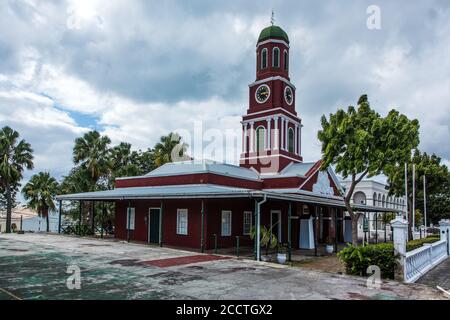 La Guardia principale, Barbados Garrison, con la sua torre dell'orologio rossa, è ora sede della Legione Barbados. Bridgetown, Barbados. UNESCO mondo Heritag Foto Stock