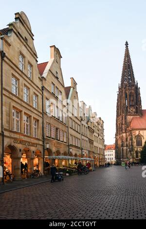 Muenster, città storica, gabeld case in pietra arenaria su Prinzipalmarkt con la chiesa di San Lamberts, vista sull'antica strada acciottolata, Germania, Europa occidentale Foto Stock