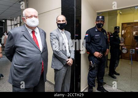 Asuncion, Paraguay. 24 Agosto 2020. Paulo Roberto Tarrisse da Fontoura (l), Console del Brasile in Paraguay, attende fuori dalla sala dove l'ex calciatore brasiliano Ronaldinho è in prova. Il due volte calciatore del mondo e campione del mondo del 2002 e suo fratello sono stati catturati con falsi documenti di identità paraguaiani poco dopo che sono entrati in Paraguay in marzo e hanno trascorso più di 30 giorni in prigione. Credit: Jorge Candia/dpa/Alamy Live News Foto Stock