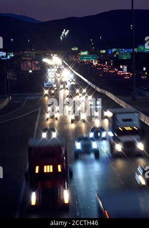 Las Vegas, Nevada, Stati Uniti. 21 Nov 2016. Il traffico dei veicoli viaggia verso nord lungo l'Interstate 15 a sud di Las Vegas il 21 novembre 2016, a Las Vegas. Credit: David Becker/ZUMA Wire/Alamy Live News Foto Stock