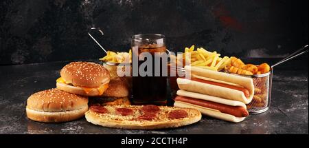 Prodotti malsani. Cibo cattivo per figura, pelle, cuore e denti. Assortimento di alimenti per carboidrati veloci Foto Stock