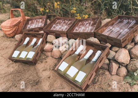 Bottiglie di champagne con bicchieri in casse di legno per a. matrimonio Foto Stock