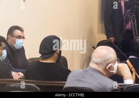 Asuncion, Paraguay. 24 Agosto 2020. L'ex calciatore brasiliano Ronaldinho (M.) e suo fratello Roberto de Assis Moreira (l) sono seduti a corte. Il due volte calciatore del mondo e campione del mondo del 2002 e suo fratello sono stati catturati con falsi documenti di identità paraguaiani poco dopo che sono entrati in Paraguay in marzo e hanno trascorso più di 30 giorni in prigione. Credit: Jorge Candia/dpa/Alamy Live News Foto Stock