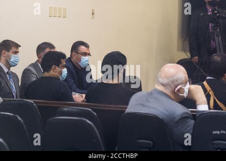 Asuncion, Paraguay. 24 Agosto 2020. L'ex calciatore brasiliano Ronaldinho (M.) e suo fratello Roberto de Assis Moreira (M., l) sono in prova. Il due volte calciatore del mondo e campione del mondo del 2002 e suo fratello sono stati catturati con falsi documenti di identità paraguaiani poco dopo che sono entrati in Paraguay in marzo e hanno trascorso più di 30 giorni in prigione. Credit: Jorge Candia/dpa/Alamy Live News Foto Stock