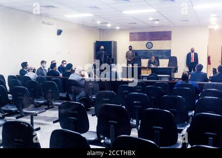 Asuncion, Paraguay. 24 Agosto 2020. L'ex calciatore brasiliano Ronaldinho (M.) e suo fratello Roberto de Assis Moreira (M., l) sono seduti a corte. Il due volte calciatore del mondo e il campione del mondo del 2002 e suo fratello sono stati catturati con falsi documenti di identità paraguaiani poco dopo il loro ingresso in Paraguay nel mese di marzo e hanno trascorso più di 30 giorni in prigione. Credit: Jorge Candia/dpa/Alamy Live News Foto Stock