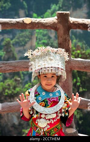 Zhangjiajie, Cina - 12 maggio 2017: Bambina in abiti cinesi tradizionali nel Parco Nazionale di Wulingyuan Zhangjiajie, Cina Foto Stock