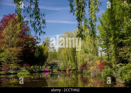 Ponte giapponese e Lily Pond, casa e giardini di Claude Monet, Giverny, Normandia, Francia Foto Stock