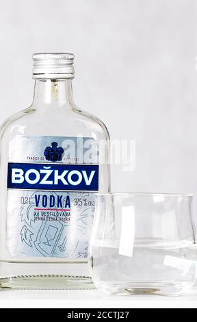 Praga, repubblica Ceca - 03 Ottobre 2019. Piccola bottiglia tascabile di Vodka con scatto su sfondo chiaro Foto Stock