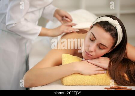 Massaggio e cura del corpo. Massaggio corpo Spa. Donna che ha un massaggio nella spa. Foto Stock