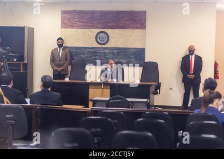 Asuncion, Paraguay. 24 Agosto 2020. Il giudice Gustavo Amarilla (M.) siede in aula indossando una maschera durante un'audizione di corte per l'ex stella brasiliana di calcio Ronaldinho e suo fratello. Credit: Jorge Candia/dpa/Alamy Live News Foto Stock