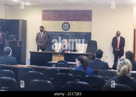 Asuncion, Paraguay. 24 Agosto 2020. Il giudice Gustavo Amarilla (M.) siede in aula indossando una maschera durante un'audizione di corte per l'ex stella brasiliana di calcio Ronaldinho e suo fratello. Credit: Jorge Candia/dpa/Alamy Live News Foto Stock