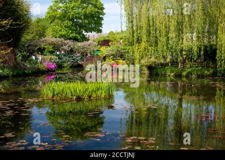 Ponte giapponese e Lily Pond, casa e giardini di Claude Monet, Giverny, Normandia, Francia Foto Stock