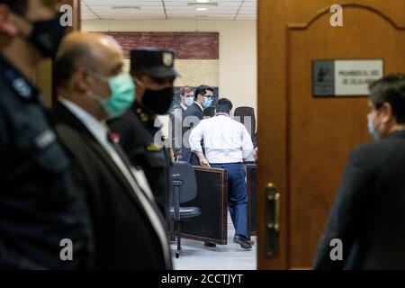 Asuncion, Paraguay. 24 Agosto 2020. Avvocati di Ronaldinho sono in aula ad un appuntamento per l'ex stella brasiliana di calcio e suo fratello. Il due volte calciatore del mondo e campione del mondo del 2002 e suo fratello Assis sono stati catturati con falsi documenti di identità paraguayani poco dopo che sono entrati in Paraguay in marzo e hanno trascorso più di 30 giorni in prigione. Credit: Jorge Candia/dpa/Alamy Live News Foto Stock