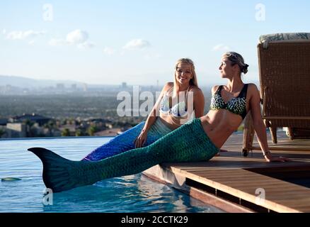 Las Vegas, Nevada, Stati Uniti. 21 Settembre 2017. I modelli vestiti come sirene posano a bordo piscina il 21 settembre 2017, a Henderson, Nevada. Credit: David Becker/ZUMA Wire/Alamy Live News Foto Stock