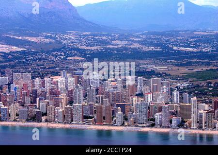 Vista da un aereo della magnifica e turistica città mediterranea di Benidorm, un luogo turistico che si distingue per i suoi grattacieli e i suoi nightli Foto Stock
