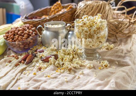 Popcorn. Cibi tipici. Nord-est. Cappello di paglia. Festa di São João. Festival di giugno in Brasile. Divertimento popolare. Arraial. Piatti regionali di cultura. Cucina del Foto Stock