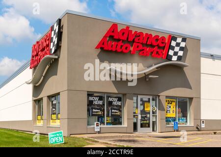 ROSEVILLE, MN/USA - 23 AGOSTO 2020: Logo del marchio e degli esterni del negozio Advance Auto Parts. Foto Stock