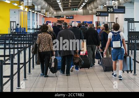 Londra, Regno Unito - 05 febbraio 2019: Vista dal ritorno al gruppo di passeggeri che camminano fino al cancello prima di salire a bordo dell'aereo a Londra Luton, 5t Foto Stock