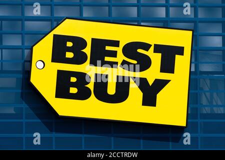 ROSEVILLE, MN/USA - 23 AGOSTO 2020: Logo esterno e marchio Best Buy. Foto Stock