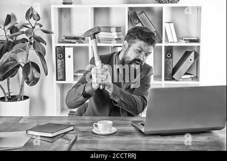 Emozioni umane. Virus del ritardo del computer. Uomo d'affari arrabbiato o manager con il martello. Uomo d'affari aggressivo in ufficio. Motivi per il ritardo del computer. Odiate la routine dell'ufficio. Risolvi alcuni problemi aziendali. Foto Stock