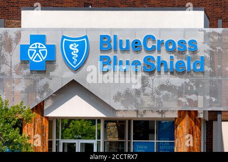 ROSEVILLE, MN/USA - 23 AGOSTO 2020: BlueCross BlueShield Medical Clinic esterno e marchio di fabbrica logo. Foto Stock