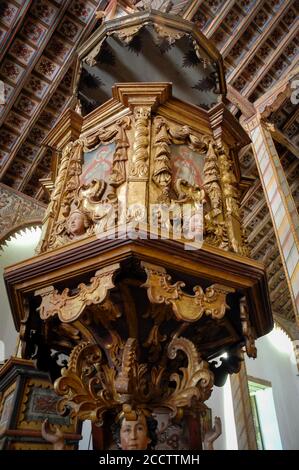 Pulpito all'interno della chiesa di Yaguaron in Paraguay Foto Stock