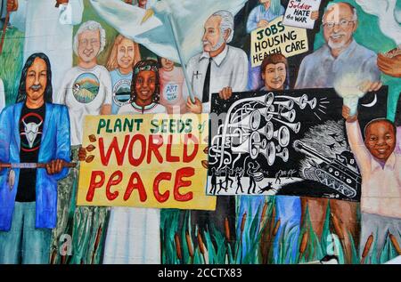 la pittura murale a fairfax california sostiene la pace mondiale , i lavori e portare le truppe a casa Foto Stock