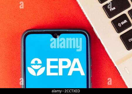 In questa illustrazione è riportato il logo EPA (Environmental Protection Agency) visualizzato sullo smartphone. Foto Stock