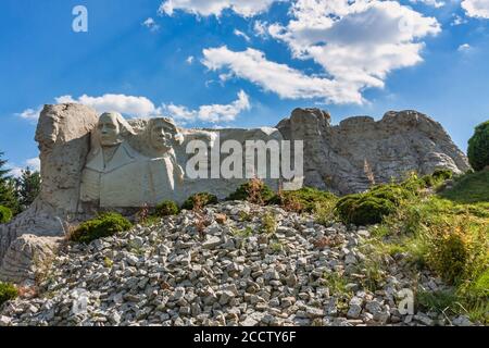 Krajno-Zagorze, Polonia - 14 agosto 2020. La miniatura del Mount Rushmore National Memorial nel Sabat Krajno Amusement and Miniatures Park Foto Stock