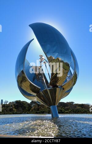 Floralis generica è una scultura in metallo situata nella piazza delle Nazioni Unite, Avenida Figueroa Alcorta, nella città autonoma di Buenos Aires. Foto Stock