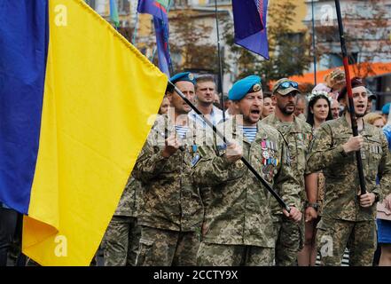 I veterani ucraini, partecipanti al conflitto di guerra dell'Ucraina orientale, prendono parte alla marcia dei veterani nel centro di Kiev, Ucraina. Soldati ucraini, veterani del conflitto di guerra nell'Ucraina orientale, membri di battaglioni volontari e parenti di soldati ucraini uccisi hanno partecipato alla marcia dei veterani che hanno segnato la celebrazione del giorno dell'Indipendenza a Kiev, Ucraina. Gli ucraini celebrano la Giornata dell'Indipendenza dell'Ucraina il 24 agosto in commemorazione della Dichiarazione di Indipendenza del 1991. Foto Stock