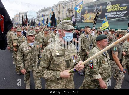 I veterani ucraini, partecipanti al conflitto di guerra dell'Ucraina orientale, prendono parte alla marcia dei veterani nel centro di Kiev, Ucraina. Soldati ucraini, veterani del conflitto di guerra nell'Ucraina orientale, membri di battaglioni volontari e parenti di soldati ucraini uccisi hanno partecipato alla marcia dei veterani che hanno segnato la celebrazione del giorno dell'Indipendenza a Kiev, Ucraina. Gli ucraini celebrano la Giornata dell'Indipendenza dell'Ucraina il 24 agosto in commemorazione della Dichiarazione di Indipendenza del 1991. Foto Stock