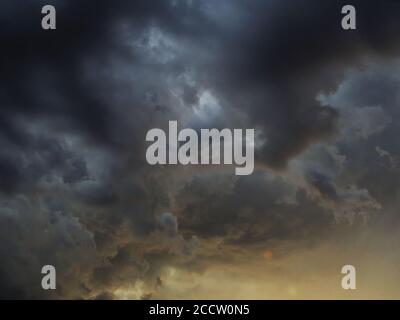 Cielo drammatico con nuvole scure che formano una tempesta. Foto Stock
