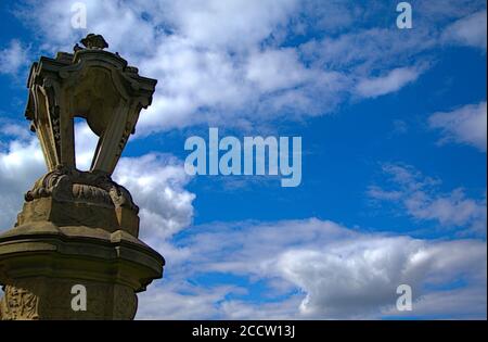 Un'affascinante statua in pietra con un bel cielo estivo blu dietro Foto Stock