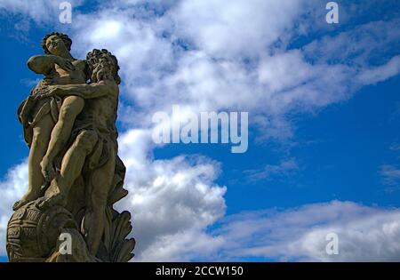 Un'affascinante statua in pietra coppia con una bella estate blu cielo dietro Foto Stock