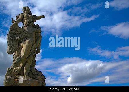 Un'affascinante statua in pietra con un bel cielo estivo blu dietro Foto Stock