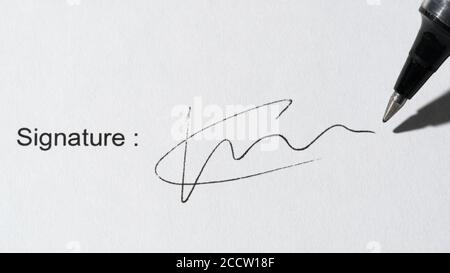 Persone che firmano una parte inferiore di un documento con un firma scritta a mano con una foto ravvicinata con penna Foto Stock