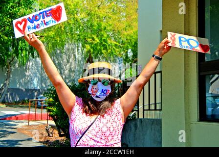 Le attiviste delle donne hanno fatto ondate di segnali a sostegno del voto per Joe Biden e. Kamala Harris a san rafael california Foto Stock