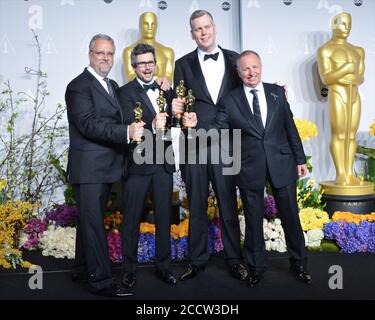 2 marzo 2014, Hollywood, California, USA: Chris Hemsworth, Skip Lievsay, NIV Adiri, Christopher Benstead e Chris Munro si pongono nella sala stampa durante gli Oscar al Loews Hollywood Hotel. (Immagine di credito: © Billy Bendight/ZUMA Wire) Foto Stock