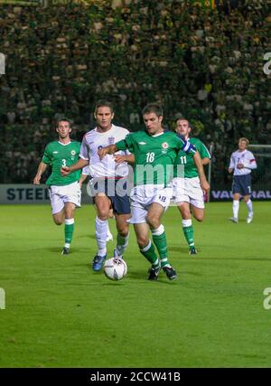 07 settembre 2005. Windsor Park, Belfast, Irlanda del Nord. Calcio internazionale – Coppa del mondo FIFA 2006 Gruppo 6 Qualifier, Irlanda del Nord 1 Inghilterra 0. Il capitano dell'Irlanda del Nord Aaron Hughes nella vittoria sull'Inghilterra 2005 a Belfast raggiungendo la palla davanti a Frank Lampard Inghilterra. Foto Stock