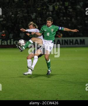 07 settembre 2005. Windsor Park, Belfast, Irlanda del Nord. Calcio internazionale – Coppa del mondo FIFA 2006 Gruppo 6 Qualifier, Irlanda del Nord 1 Inghilterra 0. Il capitano dell'Irlanda del Nord Aaron Hughes affronta David Beckham nella vittoria sull'Inghilterra, Belfast 2005 settembre. Foto Stock