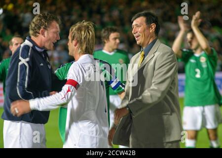 07 settembre 2005. Windsor Park, Belfast, Irlanda del Nord. Calcio internazionale – Coppa del mondo FIFA 2006 Gruppo 6 Qualifier, Irlanda del Nord 1 Inghilterra 0. Il direttore di calcio dell'Irlanda del Nord Lawrie Sanchez sorride dopo essere stato congratulato con il capitano inglese David Beckham con la vettura di portiere Dave Beasant in cerca di. Foto Stock