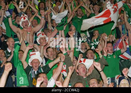 07 settembre 2005. Windsor Park, Belfast, Irlanda del Nord. Calcio internazionale – Coppa del mondo FIFA 2006 Gruppo 6 Qualifier, Irlanda del Nord 1 Inghilterra 0. I fan dell'Irlanda del Nord festeggiano una famosa vittoria alla fine della partita contro l'Inghilterra. Foto Stock