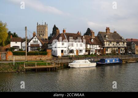 Mill Bank cottages lungo il fiume Avon a Tewkesbury Gloucestershire Inghilterra, Regno Unito, vista panoramica inglese sul lungofiume case di grado II* Foto Stock