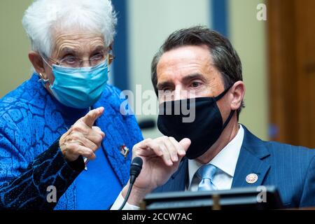 Il rappresentante degli Stati Uniti Mark Walker (repubblicano della Carolina del Nord) e il rappresentante degli Stati Uniti Virginia Foxx (repubblicano della Carolina del Nord) conferiscono come testimoniano il generale del Postmaster statunitense Louis DeJoy durante l'audizione del Comitato per la supervisione e la riforma della Camera degli Stati Uniti intitolata "Protecting the tempestive Delivery of Mail, Medicine, E Mail-in Ballots," in Rayburn House Office Building lunedì 24 agosto 2020.Credit: Tom Williams/Pool via CNP | utilizzo in tutto il mondo Foto Stock