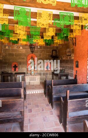 L'interno di una piccola chiesa cattolica a Ocosingo, Chiapas, Messico. Foto Stock