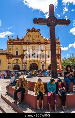 La Cattedrale di San Cristobal a San Cristobal de las Casas, Messico, ha una facciata barocca che è stata completata nel 1721. Foto Stock