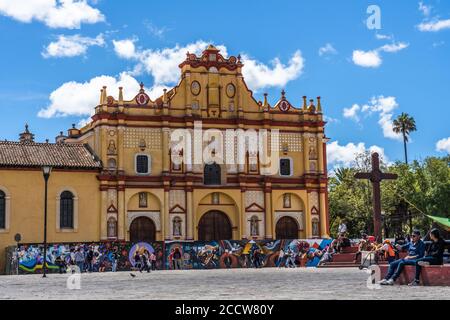 La Cattedrale di San Cristobal a San Cristobal de las Casas, Messico, ha una facciata barocca che è stata completata nel 1721. Foto Stock