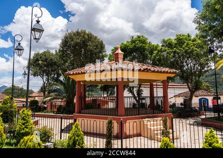 Un gazebo in una piccola piazza nel quartiere Cuxtitali di San Cristobal de las Casas, Chiapas Messico. Foto Stock